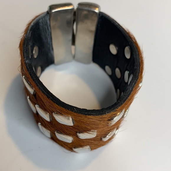 UNOde50 No Taint genuine calf hair cuff bracelet - Picture 4 of 8